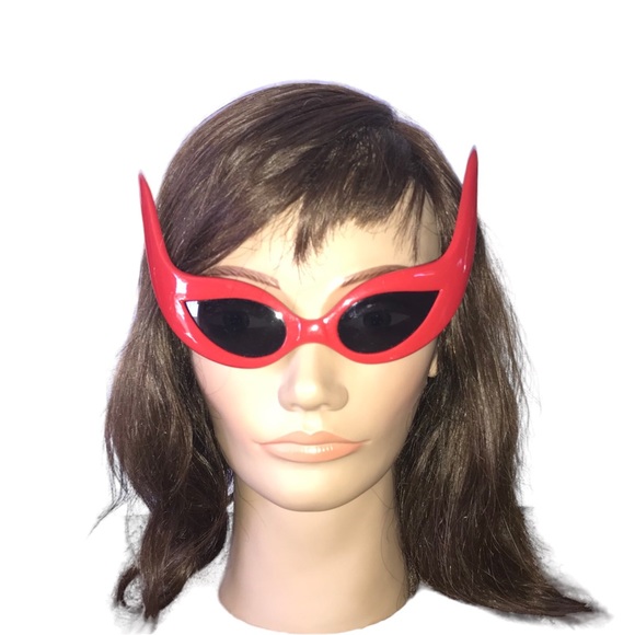 Red Color Bat Fashion Statement Sun Glasses - Picture 4 of 7